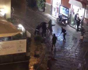 Rissa nel centro di Casoria, pestata anche una donna con in braccio un bambino