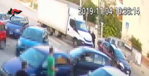 Si schianta contro l'auto dei carabinieri: il folle inseguimento