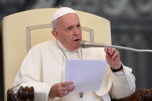 Papa Francesco: "Rimettere il presepe nelle piazze e nelle scuole"