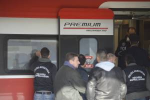 Accoltella sul treno la ex e un passeggero