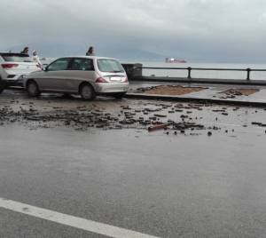 Marciapiedi di via Caracciolo divelti dal maltempo: pericoloso il transito per auto e pedoni