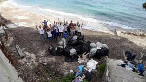 Una spiaggia piena di plastica affoga Santa Flavia