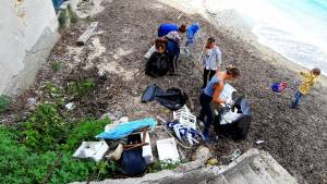 A Santa Flavia c'è una spiaggia piena di plastica