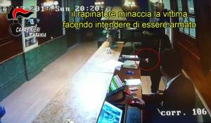 Entra in hotel e minaccia l'impiegato, arrestato rapinatore seriale