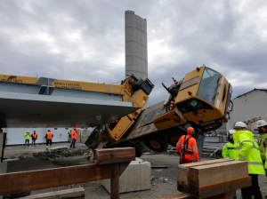 Ponte Genova, gru si inclina nel cantiere: feriti 3 operai