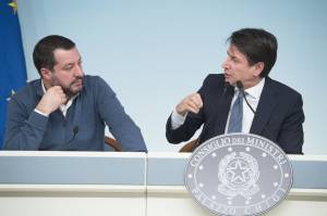 "Fai l'operetta", "Sei bugiardo". Scontro Conte-Salvini sul Mes