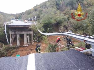 L'Italia flagellata dal maltempo: sulla Torino-Savona crolla un viadotto