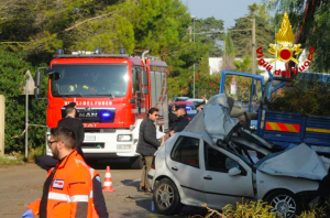 Potano le piante, una vettura li centra. Muore l'automobilista con i tre operai