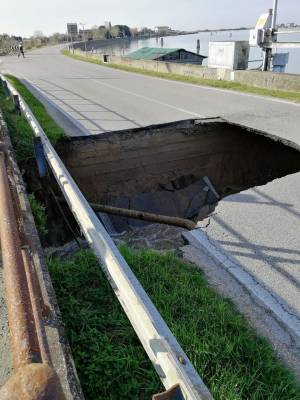 Maltempo nel Veneziano, strada viene inghiottita da una voragine