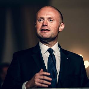 Malta, il premier Joseph Muscat getta la spugna