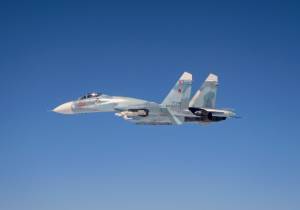 Quel video in stile Guerra fredda: caccia russi affiancano aerei Usa