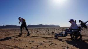 La corsa di Stefano e Giulia: "Nel deserto in carrozzina"