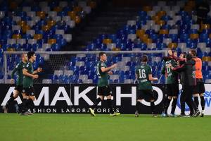 Il Bologna vince 2-1 in rimonta contro il Napoli. Fischi del San Paolo