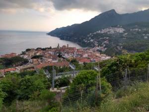 Cadono massi in Costiera Amalfitana, strada chiusa