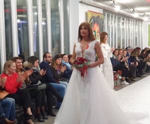 Vladimir Luxuria sfila in abito da sposa