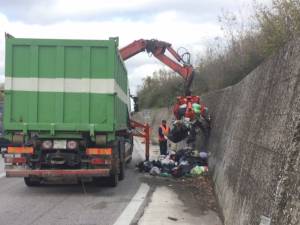 Rifiuti sversati sulle piazzole di sosta, interventi a Benevento