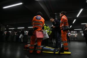 Milano, brusca frenata sulla linea rossa della metro a San Babila: venti persone coinvolte