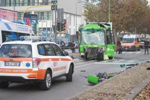 Schianto del filobus a Milano, si indaga sul cellulare dell'autista 