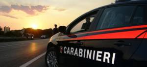 Lascia l'auto col motore acceso Rom la rubano col figlio a bordo