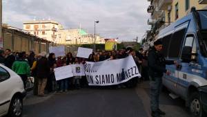 "Non siamo monnezza". Bagnoli non ne può più: la protesta contro i rifiuti