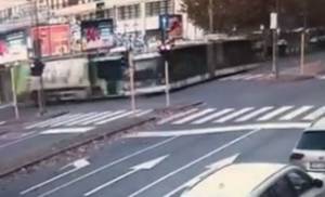 Morta passeggera del bus Atm. Le immagini choc dell'incidente