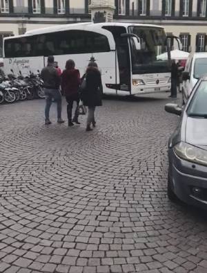 Sosta selvaggia, autobus bloccato nel centro. Scoppia il caos