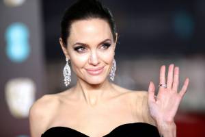 Angelina Jolie firma il tatuaggio di un fan