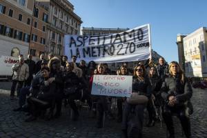 Metro Barberini, rinviata apertura: commercianti chiudono per protesta