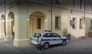 Prova a rubare auto alla polizia. Poi il romeno pesta i due agenti