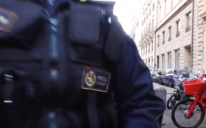 Roma, videomaker riprende gli agenti. Il vigile: "Se sto senza divisa ti spacco questa in testa"