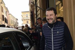 Salvini rilancia: "Tavolo su cinque punti. E poi si torna al voto"