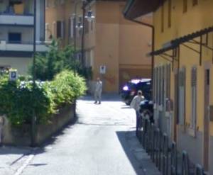 Trento, 57enne filma stranieri "sospetti" e viene aggredita: denunciato tunisino