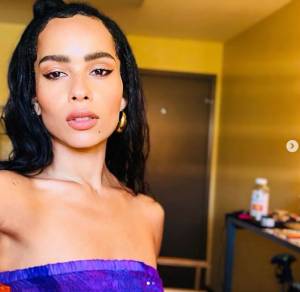 Zoe Kravitz nuda per festeggiare l'impeachment di Donald Trump