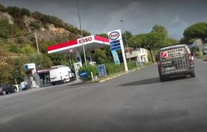 Travolge il distributore di benzina con la ruspa per rubare l'incasso: arrestato ladro col reddito di cittadinanza