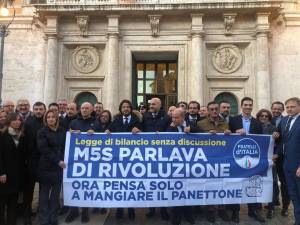 Manovra, FdI impallina il M5S: "Pensano solo al panettone..."