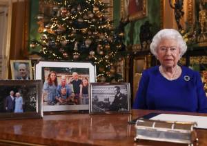 La regina Elisabetta II fa gli auguri in tv ma  la foto di Harry e Meghan non è sul tavolo 