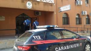 Trapani, sequestra e rapina un anziano: arrestata