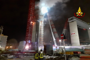 Genova, incendio nel cantiere del ponte Morandi: a fuoco la pila 13