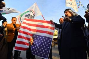 Iraq, assalto all'ambasciata Usa: bruciate bandiere americane