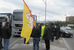 Caro navi, protesta degli autotrasportatori: porti bloccati