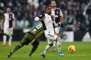 Un tifoso della Juventus provoca Douglas Costa: "Tanto ti fai male domani"