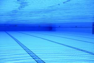 Nelle piscine turni d'ingresso e bagni serali. Spogliatoi solo all'aperto con i paraventi