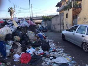 Nella foto di un residente, Marco Ferruzzi, uno dei cumuli di rifiuti che invadono, a Napoli, il quartiere Barra