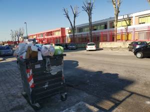 Napoli, le discariche di rifiuti davanti alle scuole