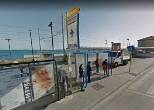 Ancona, gambiano senza biglietto aggredisce controllore: denunciato