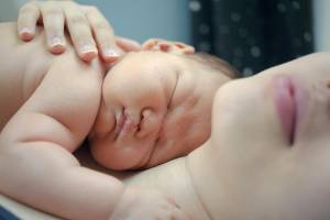 Neonata muore nel lettone: forse schiacciata dalla mamma