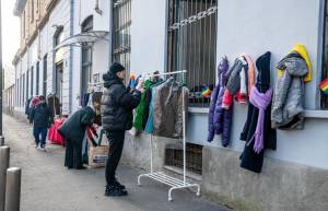 Rom si fingono ucraini al mercatino abusivo