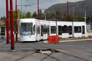 Senza biglietto sul tram aggredisce il controllore e lo manda in ospedale