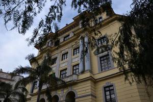 Salerno, atti vandalici al liceo Tasso: divelta la porta d’ingresso