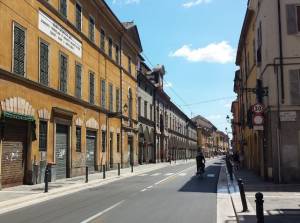 Parma, algerino minaccia un 22enne e gli ruba il cellulare: fermato grazie alle foto dei passanti